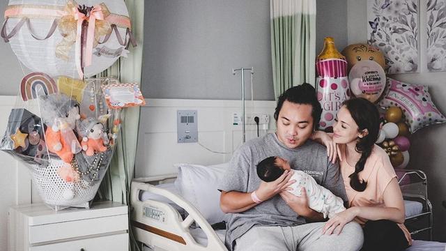 Sudah Jadi Ibu, Ini 6 Momen Rianti Cartwright Asuh Baby Rose