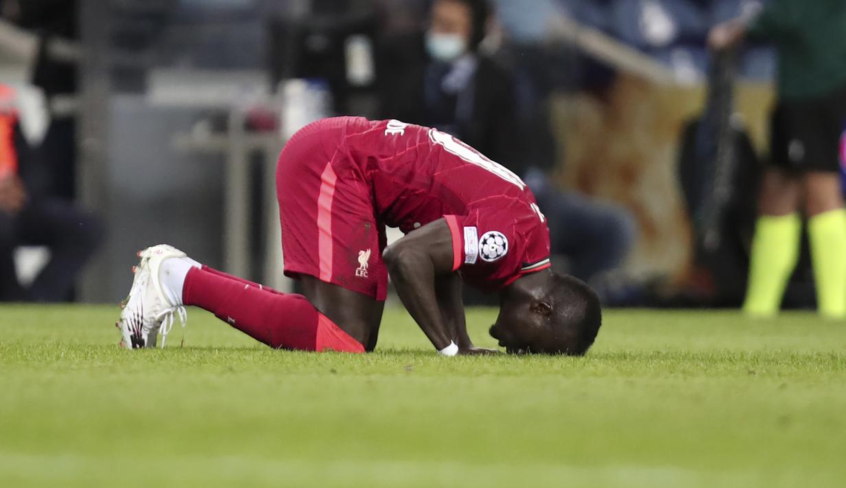 Di penghujung babak pertama Liverpool mencetak gol kedua untuk unggul 2-0 melalui Sadio Mane usai menerima umpan dari James Milner. (AP/Luis Vieira)