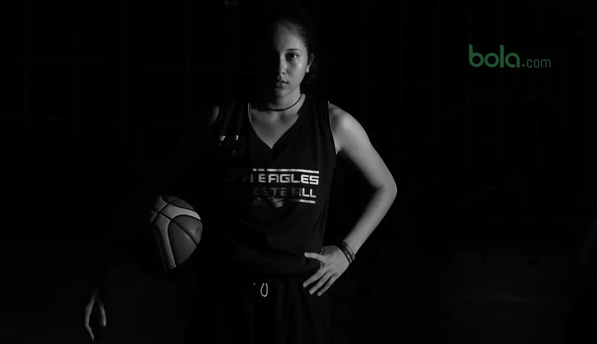 Shita Marino bermain pada posisi Power Forward dan juga Small Forward  saat bersama timnya Sahabat Semarang. (Bola.com/Nick Hanoatubun)