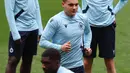 Pemain depan Club Brugge Ferran Jutgla (tengah) dan rekan satu timnya menghadiri sesi latihan menjelang bertandang ke markas Atletico Madrid pada matchday 4 Grup B Liga Champions di stadion Wanda Metropolitano di Madrid, Selasa (11/10/2022). Club Brugge berada di puncak dengan poin sempurna sembilan, dan satu kemenangan lagi akan memastikan kelolosan wakil Belgia itu ke babak 16 besar. (Thomas COEX / AFP)
