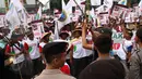 Ratusan petani yang tergabung dalam APTI melakukan aksi unjuk rasa di depan Kedutaan Besar Prancis, Jakarta, Selasa (9/6/2015). Aksi dilakukan terkait kebijakan Prancis yang menerapkan kemasan rokok polos (plain packaging).  (Liputan6.com/Johan Tallo)