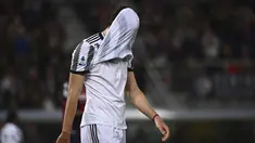 Reaksi gelandang Juventus Manuel Locatelli saat melawan Bologna pada pekan ke-32 Liga Italia di stadion Renato Dall'ara, Senin (1/5/2023). (Massimo Paolone/LaPresse via AP)