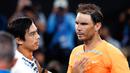 Petenis Spanyol Rafael Nadal (kanan) memberi selamat kepada petenis Amerika Serikat Mackenzie McDonald setelah pertandingan putaran kedua kejuaraan tenis Australian Open di Melbourne, Australia, Rabu (18/1/2023). Rafael Nadal harus tersingkir dari Australian Open 2023 setelah ia mengalami cedera dan kemudian takluk 4-6, 4-6, 5-7 dari petenis Amerika Serikat MacKenzie McDonald. (AP Photo/Asanka Brendon Ratnayake)