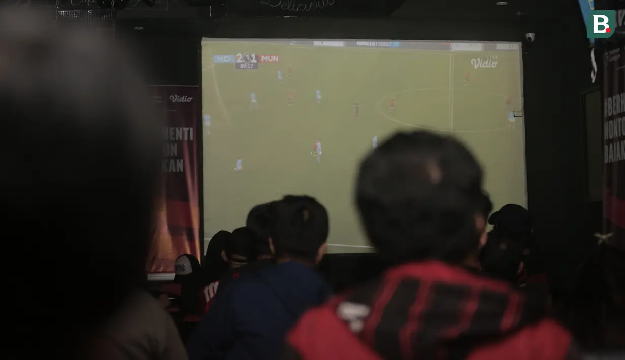 Tayangan layar pertandingan Manchester United melawan Manchester City saat Roaring Night Liga Inggris di Fomo Bar, Melawai, Jakarta, Minggu (03/03/2024) malam WIB. (Bola.com/Pradipta Rama Baskara)