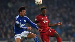 Pemain Schalke, Leroy Sane (kiri) berduel dengan pemain Bayern Munich, David Alaba pada lanjutan Bundesliga di Gelsenkirchen, Jerman,Minggu (22/11/2015) dini hari WIB. Bayern Munich  menang 3-1.  ( AFP Photo/Patrik Stollarz)