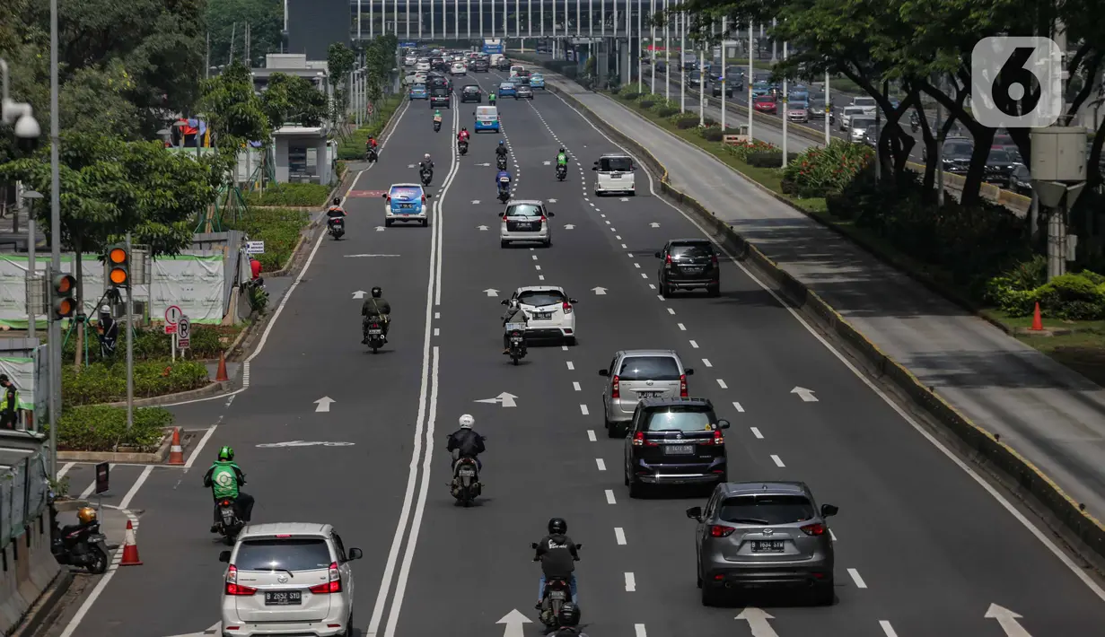 Sejumlah kendaraan melintasi Jalan Sudirman, Jakarta, Senin (13/4/2020). Hari ke-4 penerapan Pembatasan Sosial Berskala Besar (PSBB) di DKI yang dimulai sejak 10 April hingga 23 April 2020, arus lalu lintas di ruas jalan protokol  tersebut masih ramai kendaraan. (Liputan6.com/Faizal Fanani)