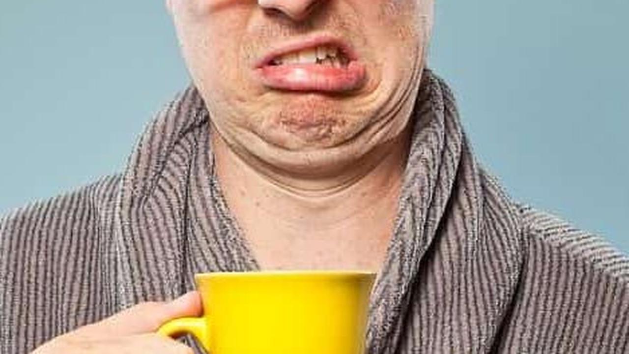 20. "Bawa peti ke tengah kota,<br>Jatuh di kali berair amis.<br>Setiap kulihat senyum adinda,<br>Kopi pahit terasa manis."<br>