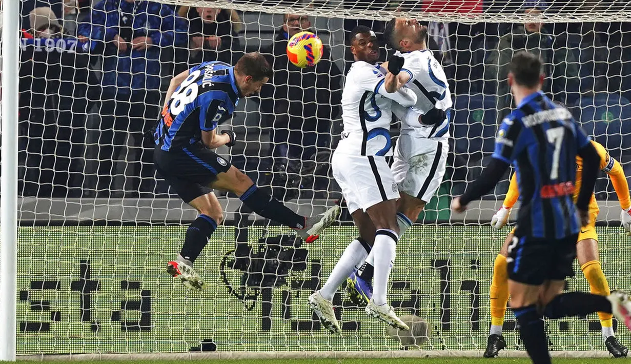 Pemain Atalanta Mario Pasalic dan Denzel Dumfries berebut bola dengan pemain Inter Milan Danilo D'Ambrosio pada pertandingan sepak bola Liga Italia di Stadion Gewis, Bergamo, Italia, 16 Januari 2022. Pertandingan berakhir imbang 0-0. (Spada/LaPresse via AP)