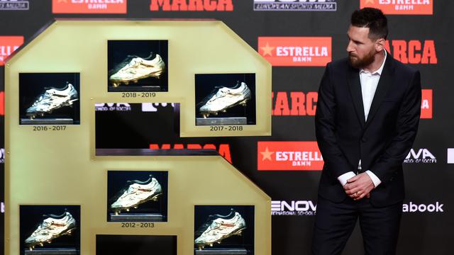 Ditemani Istri dan Anaknya, Lionel Messi Terima Sepatu Emas ke-6