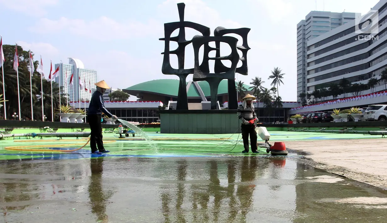 Pekerja membersihkan kolam air mancur di halaman depan Gedung Parlemen MPR/DPR-DPD, Senayan, Jakarta, Sabtu (4/8). Sidang Tahunan MPR akan berlangsung tanggal 16 Agustus 2018 dan juga untuk bersiap menyambut Asian Games 2018. (Liputan6.com/Johan Tallo)