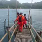 Tim SAR gabungan melakukan pencarian pemancing Kebumen yang tenggelam terseret arus di Breakwater Jetis, Cilacap. (Foto: Liputan6.com/Basarnas)