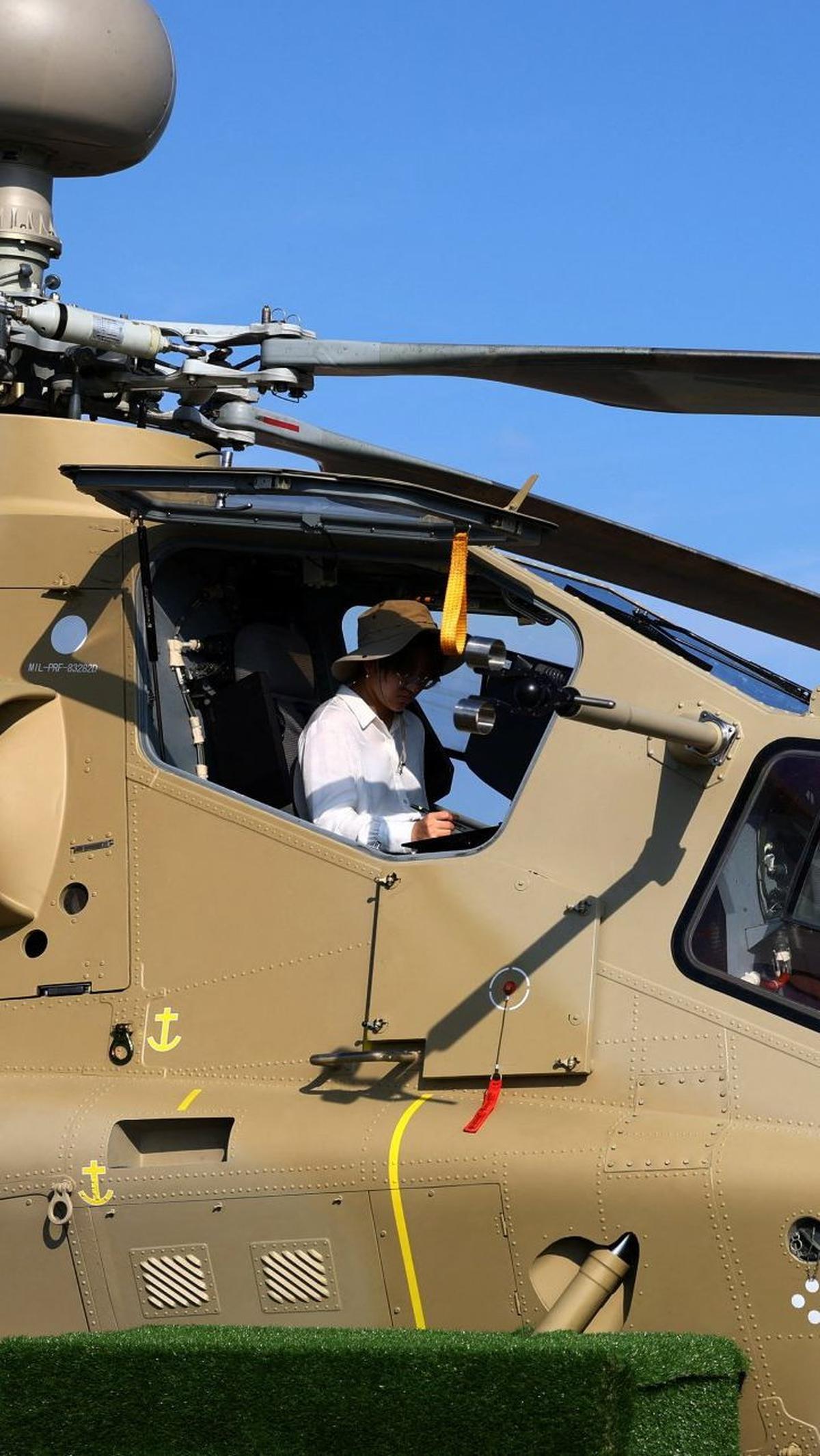 Helikopter serang Z-10 dipajang dengan sederet rudal dan roket.&nbsp;REUTERS/Edgar Su