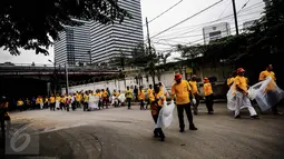 Ratusan karyawan dan relawan Artha Graha Peduli membersihkan sampah di kawasan Jakarta Pusat, (21/02). 1500 orang dari berbagai komunitas, instansi dan perusahaan membersihkan sampah dalam rangka Hari Peduli Sampah Nasional (Liputan6.com/Fery Pradolo)