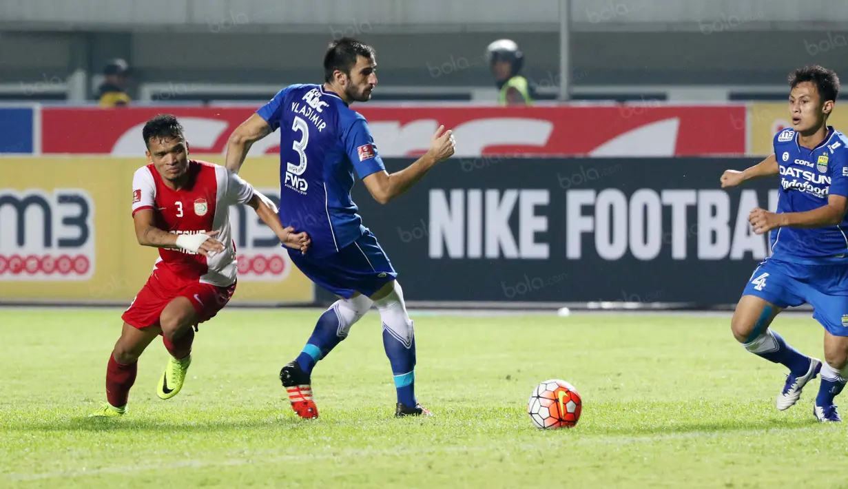 Pemain PSM Makassar, Ferdinand Sinaga mencoba melewati pemain Persib, Vujovic pada laga Torabika SC 2016 di Stadion Gelora Bandung Lautan Api, Sabtu (2/7/2016). (Bola.com/Nicklas Hanoatubun)