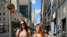Anya Geraldine dan Pevita Pearce asyik berjalan di Times Square, New York. Keduanya kompak memakai busana crop top. (Foto: Instagram/ @pevpearce).