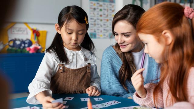 Ilustrasi murid dan guru TK