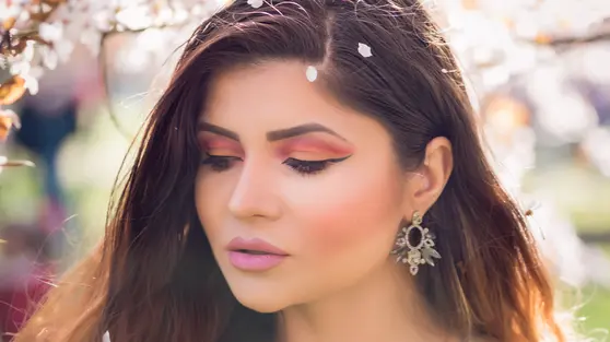 Blush Draping, Teknik Riasan yang Membuat Wajah Terlihat Lebih Terangkat Alami
