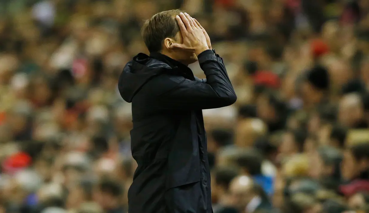 Pelatih Borussia Dortmund, Thomas Thucel kecewa setelah mengetahui timnya kebobolan di pertandingan Liverpool lawan Borussia Dortmund di stadion Anfield, Inggris, (14/4). Dengan hasil ini Liverpool berhak lolos ke semifinal. (Reuters / Carl Recine)