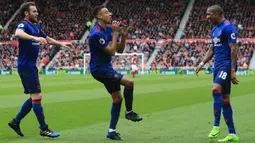 Gelandang Manchester United, Jesse Lingard, merayakan gol yang dicetaknya ke gawang Middlesbrough. Selebrasi meniup flute yang terinspirasi dari musisi Drake menjadi hal baru usai Lingard mencetak gol The Boro. (AFP/Lindsey Parnaby)