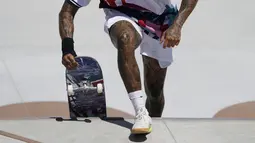 Tato milik Nyjah Huston dari Amerika Serikat terlihat saat berlaga pada cabang street skateboard Olimpiade Tokyo 2020, di Tokyo pada 25 Juli 2021. Berbeda dengan negara lain, di Jepang tato dianggap sebagai hal yang tabu dan memiliki kesan yang buruk. (AP/Jae C.Hong)