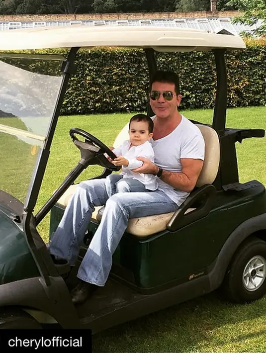 Meski begitu, rupanya Simon juga memiliki sisi lain ketika dirinya berada di rumah bersama sang buah hati, Eric Cowell. (via Instagram/@simoncowellonline)