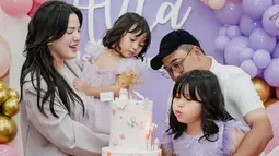 Momen ketika Alita tiup lilin ulang tahun didampingi ayah, ibunda dan adiknya. Tak hanya Alita, Alice Norin dan suami juga turut bahagia karena sang anak tumbuh menjadi anak yang cerdas dan ceria. Sederet foto apik ulang tahun Alita anak Alice Norin ini diabadikan dengan apik oleh fotografer Hargabro. Usianya hanya terpaut tiga tahun, dua anak Alice Norin ini bikin gemas. (Liputan6.com/IG/@alicenorin)
