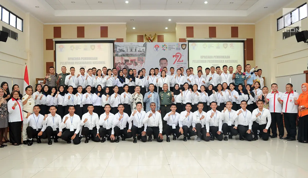 Menpora Imam Nahrawi (tengah) berfoto bersama calon Pasukan Pengibar Bendera Pusaka (Paskibraka) Nasional usai pembukaan Pemusatan Pendidikan dan Pelatihan (Pusdiklat) di PP-PON Cibubur, Jakarta, Rabu (26/7). (Liputan6.com/Yoppy Renato)