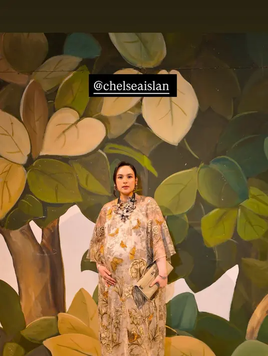 Sedang hamil besar, Chelsea Islan pancarkan aura bumil cantik dengan maxi dress bernuansa cokelat. Dress full bordir keemasan ini dipadu dengan clutch dari Hermes dan heels emas Manolo Blahnik [@biyanofficial]