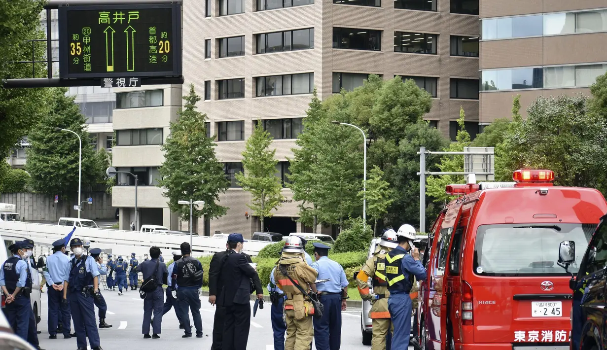 Polisi dan petugas pemadam kebakaran memeriksa tempat kejadian di mana seorang pria dilaporkan membakar dirinya sendiri, di dekat Kantor Perdana Menteri di Tokyo, Rabu, 21 September 2022. Pria itu melakukan aksi bakar diri di dekat kantor Kishida di Tokyo karena tak setuju rencana pemakaman Abe yang menyedot anggaran besar.(Kyodo News via AP)