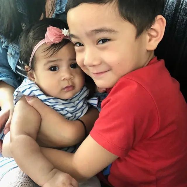 6 Momen Kebersamaan Rafathar dan Anak Caca Tengker, Bak Saudara Kandung