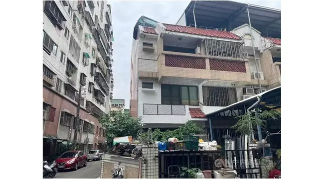 Viral Dua Mobil Sengaja Diparkir di Atap Rumah, Netizen Bingung Cara Naiknya
