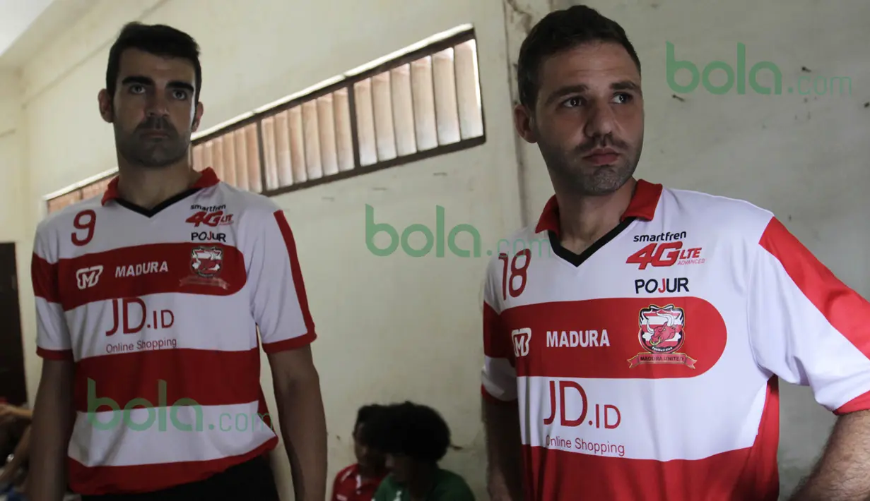 Pemain asing Madura United FC, Toni Espinosa Mossi (kanan) dan Pablo Rodriguez Aracil, bersiap sebelum beruji coba melawan Persiba Balikpapan di Stadion Ahmad Yani, Sumenep, Sabtu (20/2/2016). (Bola.com/Vitalis Yogi Trisna)