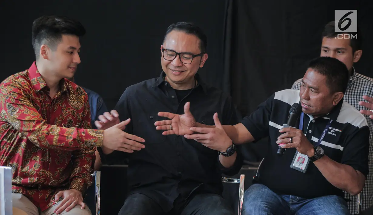 Dirut Garuda Indonesia I Gusti Ngurah Askhara Danadiputra (tengah) mendamaikan Ketua Harian Serikat Karyawan Garuda Indonesia Tomy Tampati (kanan) dengan youtuber Rius Vernandes di Jakarta, Jumat (19/7/2019). Garuda Indonesia dan Rius Vernandes resmi berdamai. (Liputan6.com/Faizal Fanani)