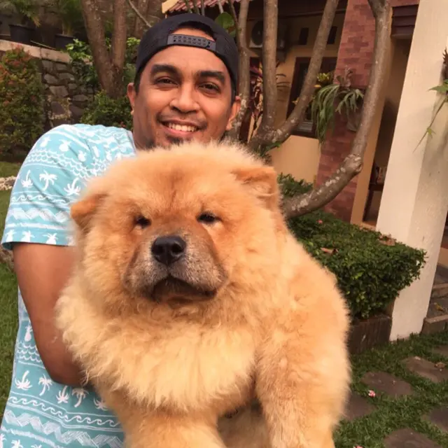 Potret kebersamaan Glenn Fredly dengan peliharaannya.