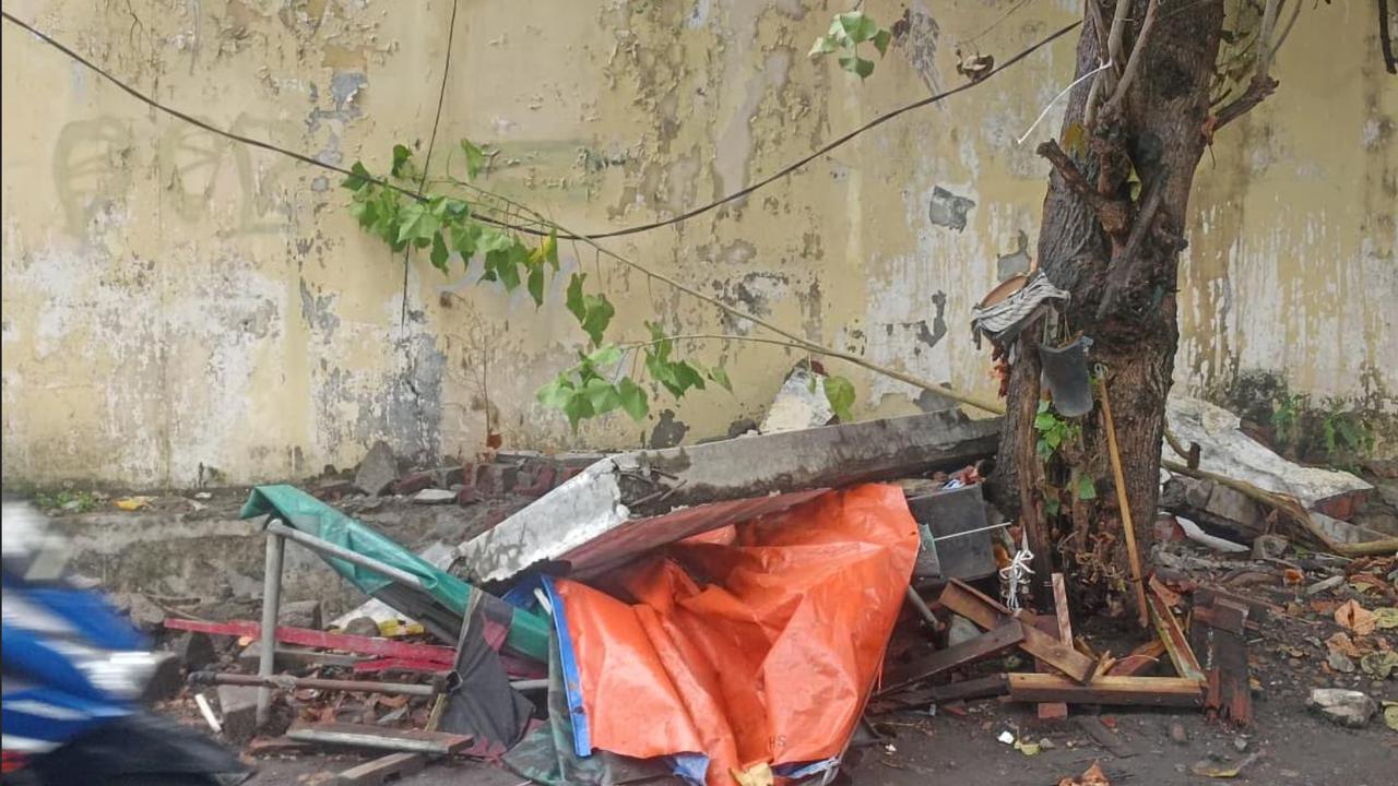 Tembok Polsek Ambruk Timpa Tukang Parkir