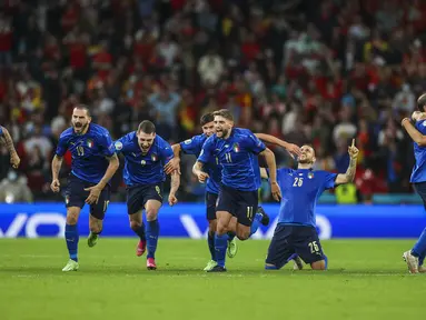 Para pemain Italia melakukan selebrasi usai memenangkan pertandingan semifinal Euro 2020 melawan Spanyol di Stadion Wembley, London, Inggris, Rabu (7/7/2021). Italia mengalahkan Spanyol 4-2 lewat adu penalti setelah laga imbang 1-1 selama 120 menit. (Carl Recine/Pool Photo via AP)