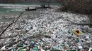 Sebuah perahu mendorong berton-ton sampah yang tersangkut di danau penimbunan Potpecko dekat Priboj, di barat daya Serbia, Kamis (12/1/2023). Serbia dan negara-negara Balkan lainnya kewalahan oleh sampah komunal setelah beberapa dekade diabaikan dan kurangnya kebijakan pengelolaan limbah yang efisien di negara-negara yang bercita-cita untuk bergabung dengan Uni Eropa. (AP Photo/Marjan Vucetic)