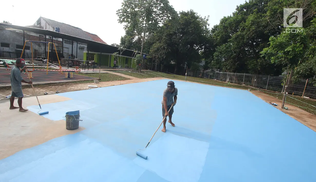Pekerja mengecat lapangan untuk menyelesaikan pembangunan Ruang Publik Terpadu Ramah Anak (RPTRA) di Jalan Simpang Tiga Kalibata, Jakarta, Sabtu (30/9). (Liputan6.com/Immanuel Antonius)