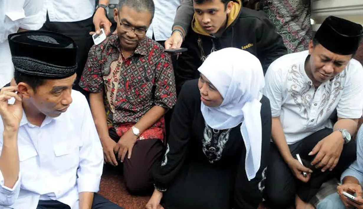 Jokowi dan Khofifah telah saling mengenal sejak lama, saat Jokowi masih menjabat sebagai Wali Kota Solo  (Liputan6.com/Herman Zakharia)