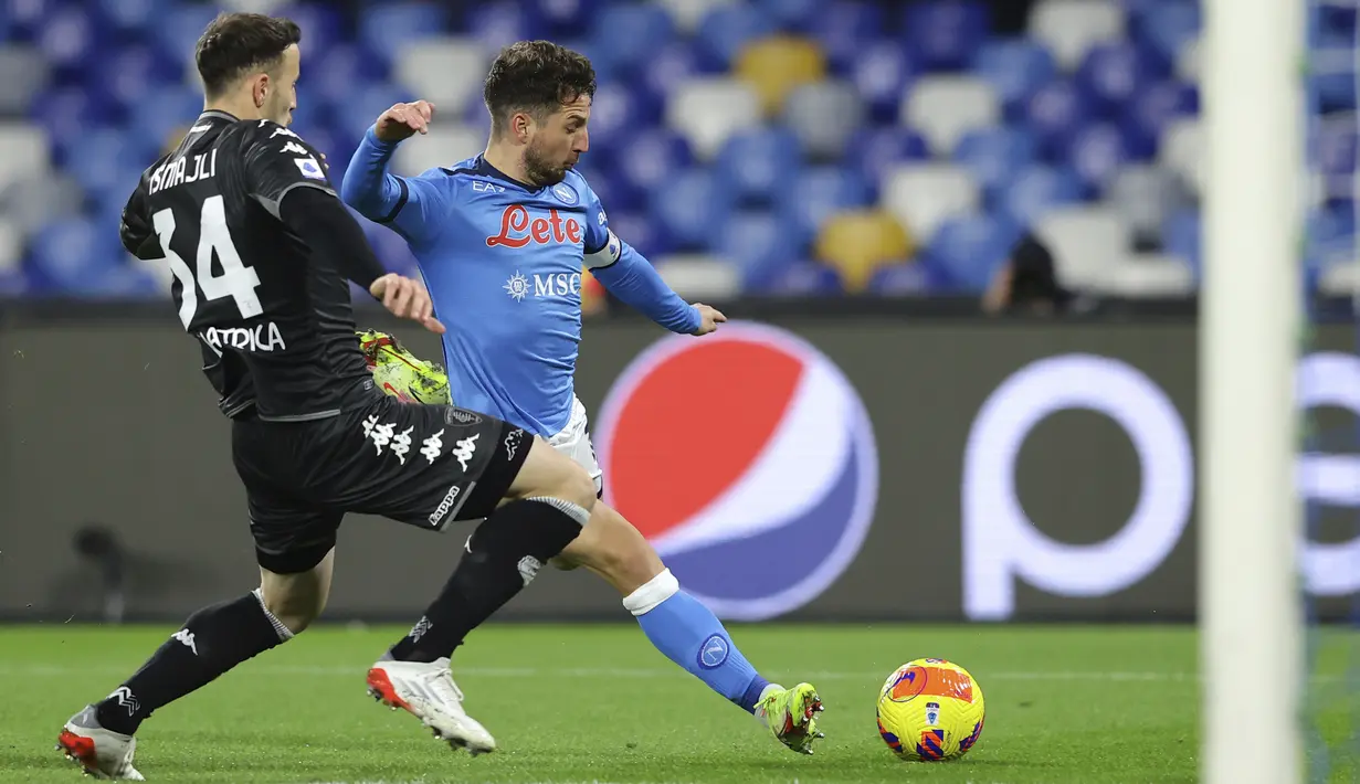 Penyerang Napoli, Dries Mertens berebut bola dengan bek Empoli, Ardian Ismajli dalam laga pekan ke-17 Serie A Liga Italia di Stadion San Paolo pada Senin (13/12) dini hari WIB. Napoli secara mengejutkan tumbang di markas sendiri saat menjamu Empoli, 0-1. (Alessandro Garofalo/LaPresse via AP)