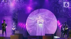 Pemain Teater Koma mementaskan lakon J J Sampah Kota di Graha Bhakti Budaya, Taman Ismail Marzuki, Jakarta, Kamis (7/11/2019). Produksi Teater Koma ke-159 yang ditulis oleh N Riantiarno ini menceritakan kehidupan di kolong jembatan dan akan dipentaskan hingga 17 November. (Fimela.com/Bambang E Ros)