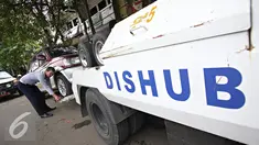Petugas Dinas Perhubungan DKI Jakarta melakukan razia parkir liar di kawasan Jatinegara, Jakarta, Senin (28/12). Meski sudah ditertibkan, pengendara masih tak menghiraukan peraturan tersebut. (Liputan6.com/Immanuel Antonius)