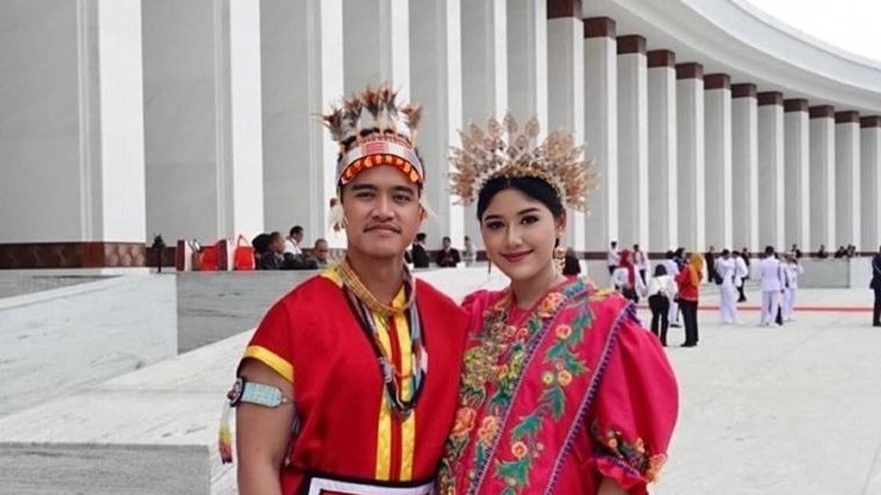 Ketua Umum Partai Solidaritas Indonesia (PSI) Kaesang Pangarep dan istri Erina Gudono tampil menyala dengan busana adat Mentawa dan Bugis.