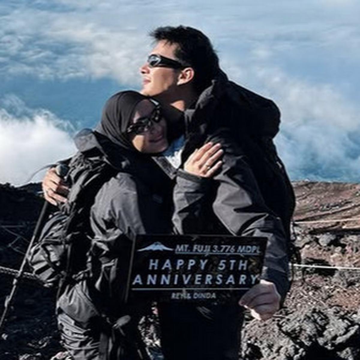Rayakan Anniversary ke-5, Potret Dinda Hauw dan Rey Mbayang Taklukkan Gunung Fuji