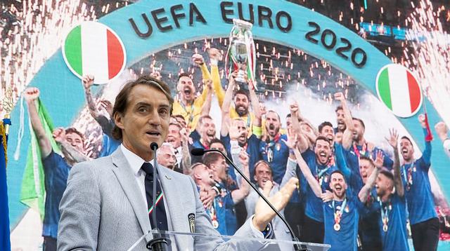 Roberto Mancini pernah menorehkan 34 pertandingan tak terkalahkan dan 16 kemenangan secara beruntun. Selain itu, skuat asuhannya juga pernah menorehkan kemenangan besar dengan jumlah gol yang lebih dari rata-rata. (Foto: AFP/Quirinale Press Office/Handout)