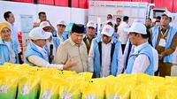 Presiden Prabowo Subianto meninjau beras Bulog yang disitribusikan oleh Koperasi Desa/Kelurahan Merah Putih (KDMP/Kopdes Merah Putih). (Dok Bulog)