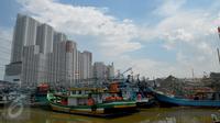 Ratusan perahu nelayan tampak bersandar di Pelabuhan Muara Angke, Jakarta Utara, Selasa, (13/01). Lantaran tidak memiliki dermaga resmi, kapal tradisional tersebut terpaksa sandar di Pelabuhan Muara Angke. (Liputan6.com/Faisal R Syam)