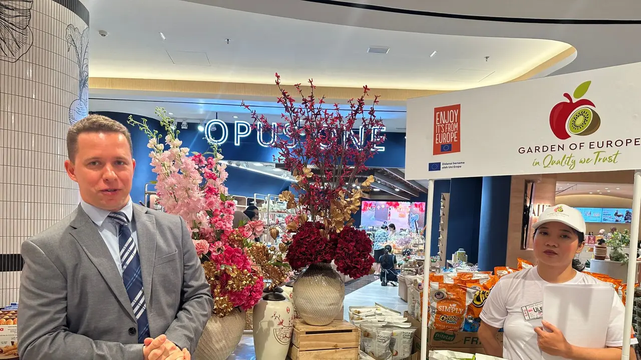 Perwakilan dari Badan Perdagangan dan Investasi Polandia Cezary dalam acara peluncuran promosi apel Polandia dan kiwi Yunani lewat program "Garden of Europe" di salah satu supermarket Jakarta, Kamis (6/2/2025). (Liputan6.com/Benedikta Miranti)