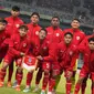 Starting XI Timnas Indonesia U-19 berfoto bersama jelang menghadapi Filipina U-19 pada laga Grup A Piala AFF U-19 2024 di Stadion Gelora Bung Tomo, Surabaya, Rabu (17/7/2024). (Dok. PSSI)