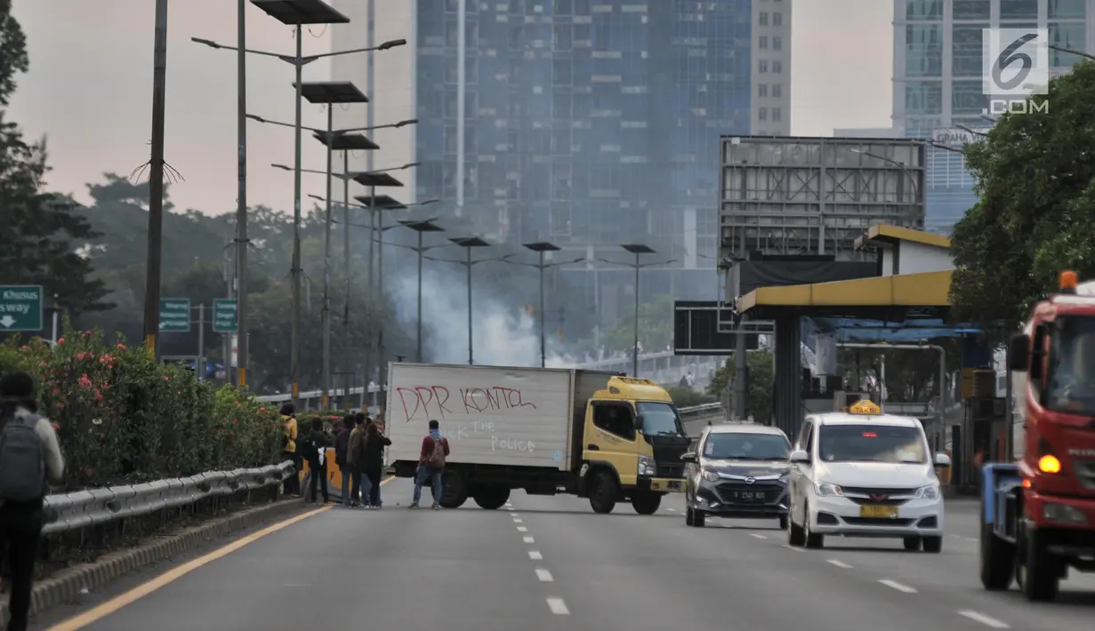 Sebuah truk memutar balik setelah massa memblokade Tol Dalam Kota dekat Gedung DPR,  Jakarta, Senin (30/9/2019). Ratusan kendaraan roda empat termasuk bus maupun truk terjebak setelah jalan tol di depan gedung DPR itu ditutup oleh massa. (merdeka.com/Iqbal S Nugroho)